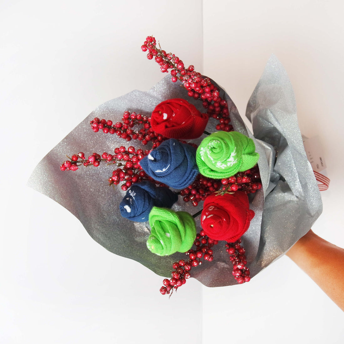 a step-by-step guide to creating a charming sock bouquet, offering a creative and engaging DIY idea for gifts.