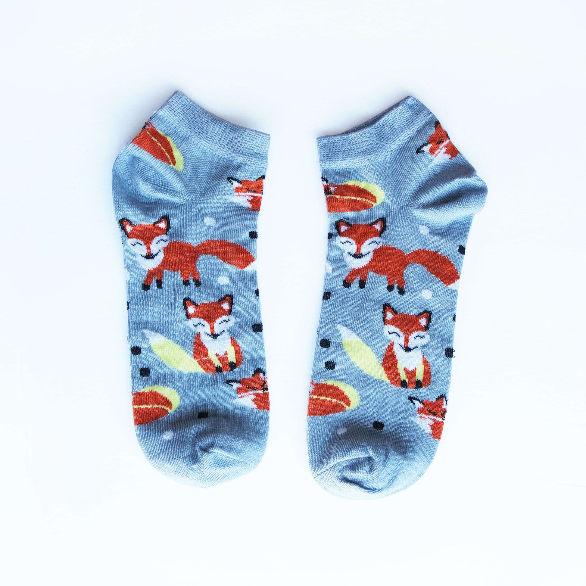 low-cut socks with an fox pattern design, offering a stylish and vibrant addition to any outfit.