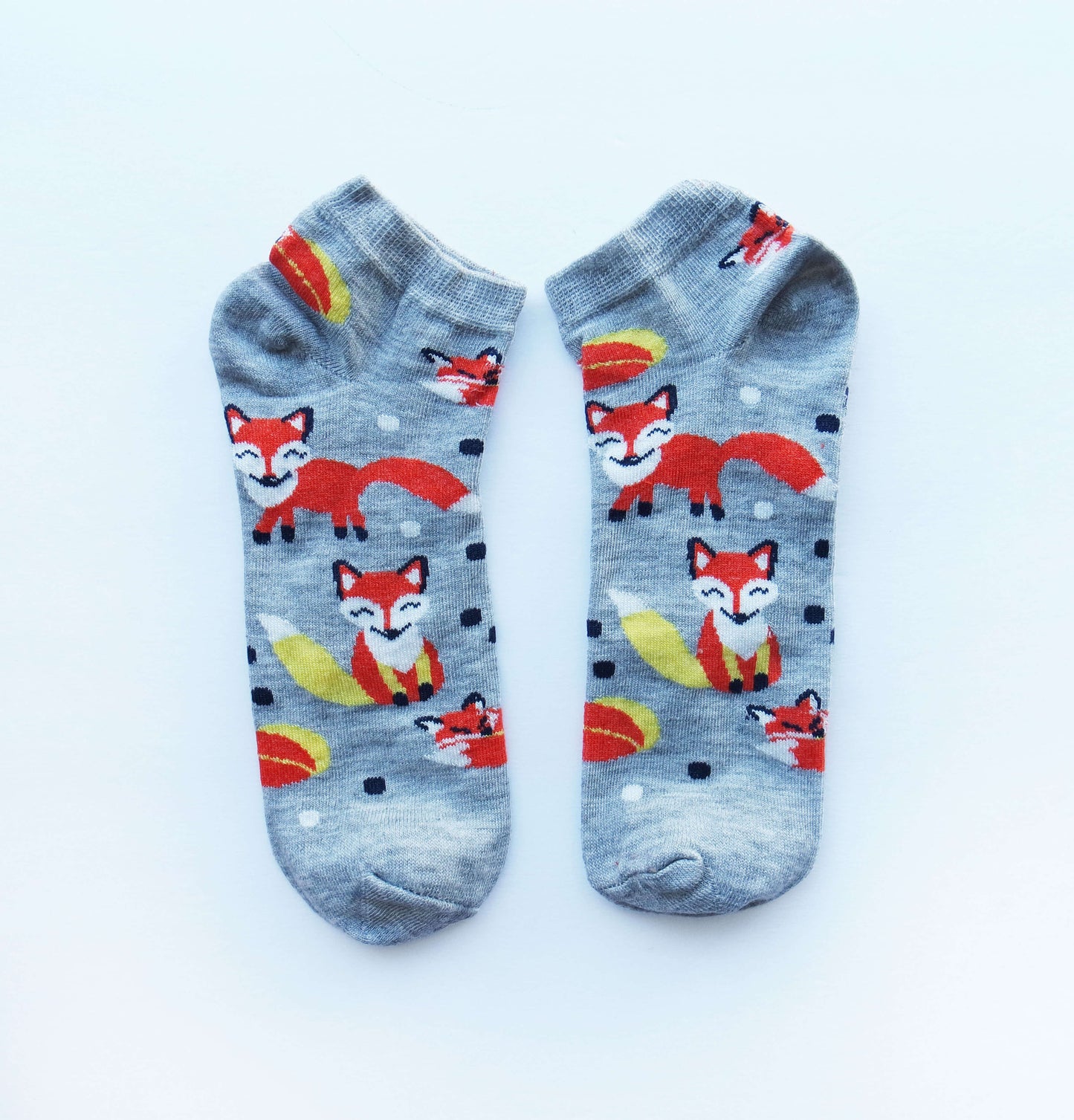 low-cut socks with fox pattern design, offering a stylish and vibrant addition to any outfit.