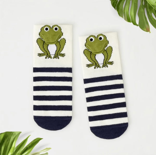 3D baby frog socks, featuring a cute and lifelike frog design for a playful and fun look.