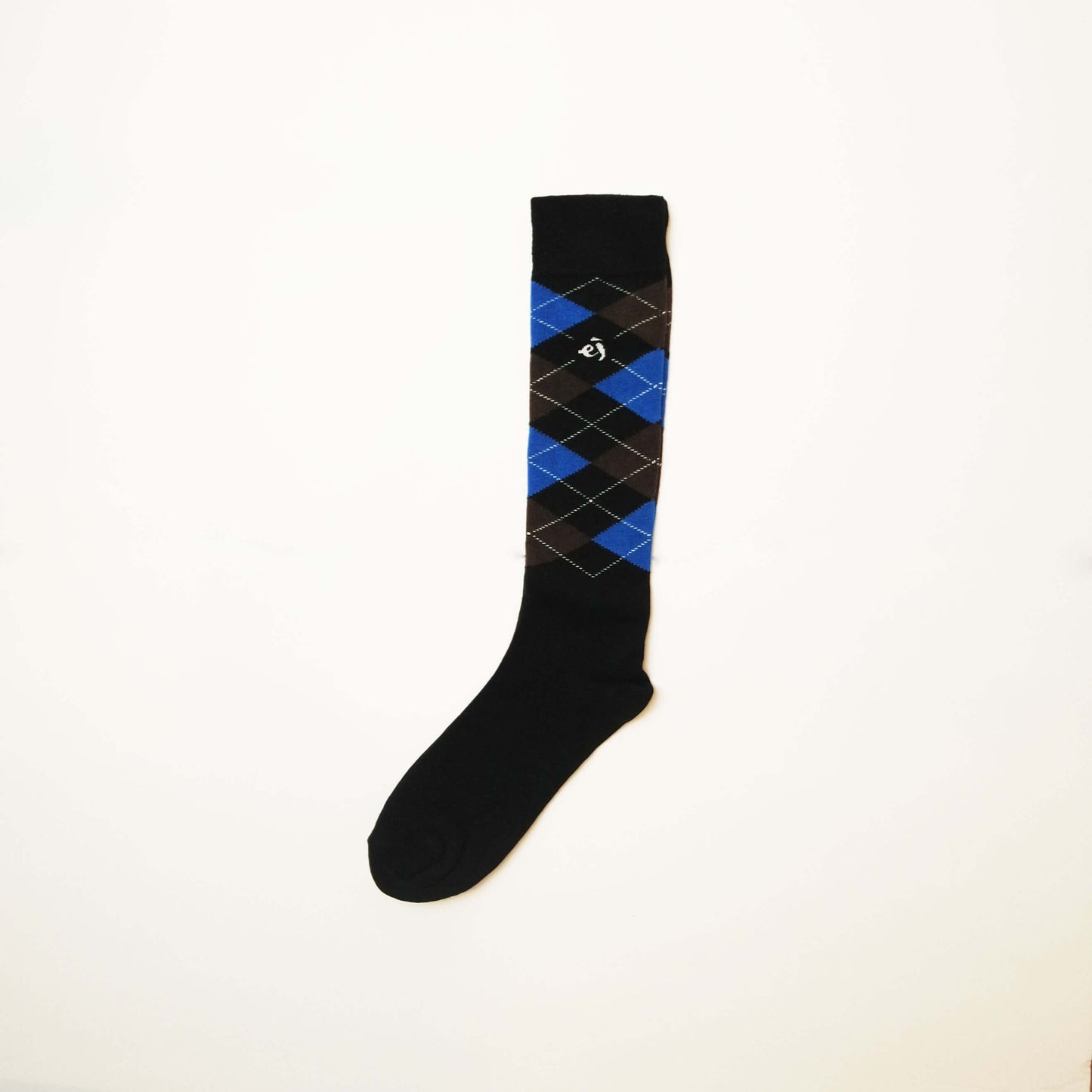 Knee-high socks for women with a cheerful and lively argyle pattern, suitable for both casual and formal occasions.